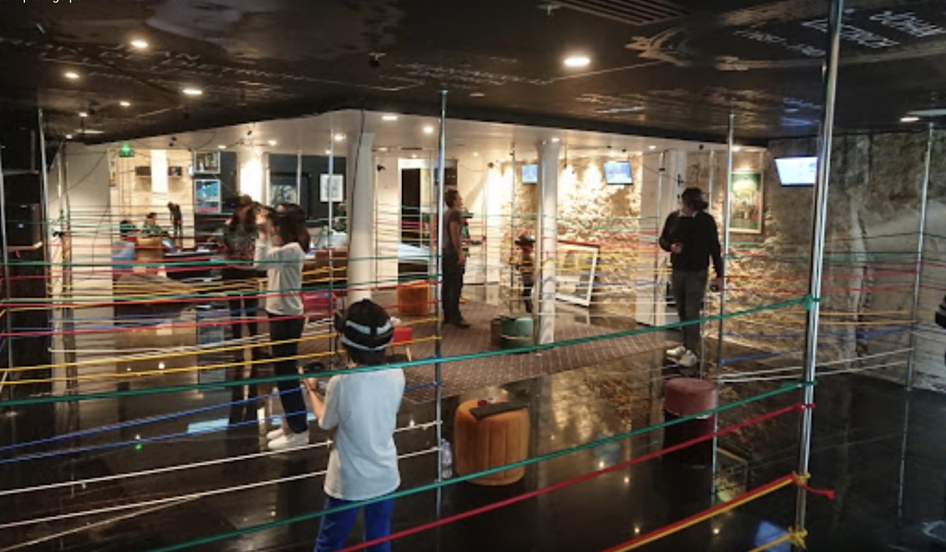 Personnes faisant de la VR en équipe pour un team building